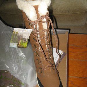 Brand New In Box Never Tried on Bearpaw Isabella